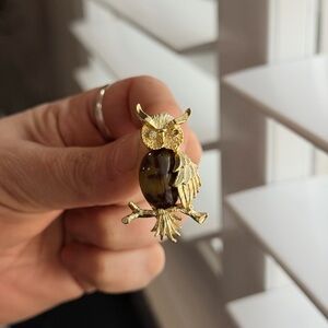 Vintage Gold Tone Owl Brooch w/ Cabochon Stone & Crystal Eyes